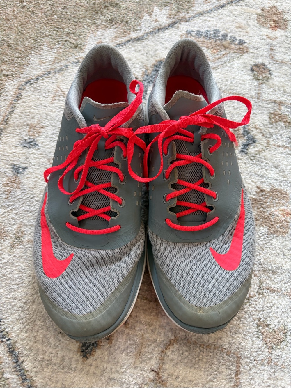Nike Gray and pink tennis shoes